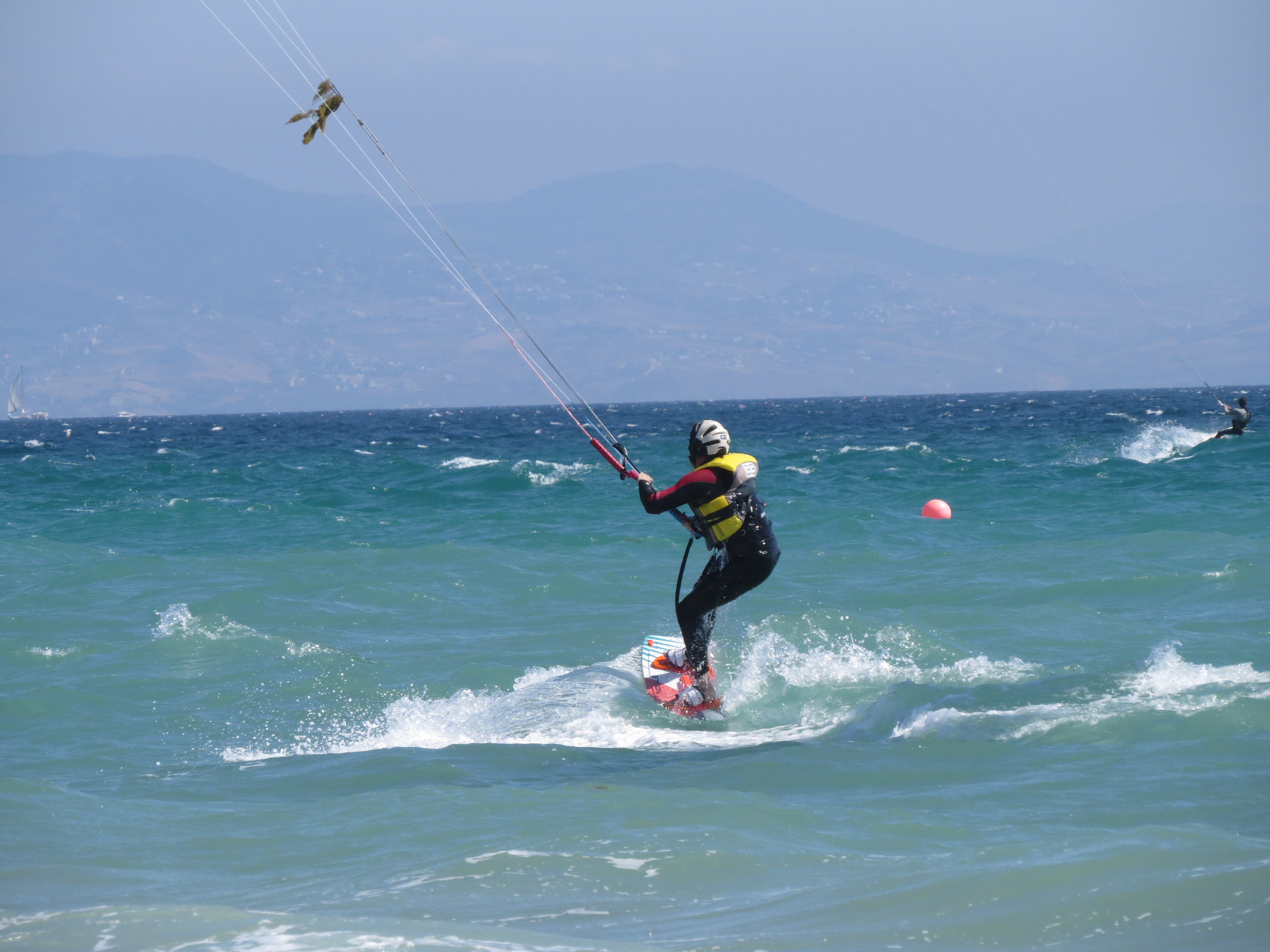 PRIMEROS PASOS CON LA TABLA DE KITESURF PONERSE LA TABLA Y WATERSTART