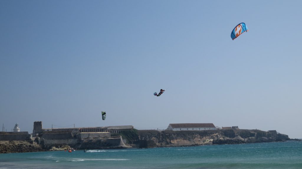 Spots y playas para practicar kitesurf en Tarifa y Cadiz